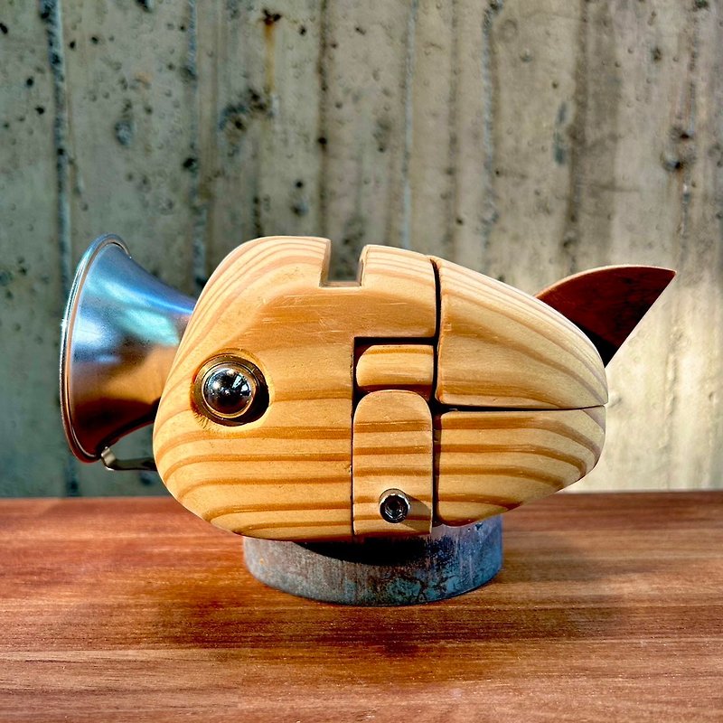 木製變形公仔 — 嘟嘴飛魚。手機音箱/手機架/筆架 - 玩偶/公仔 - 木頭 