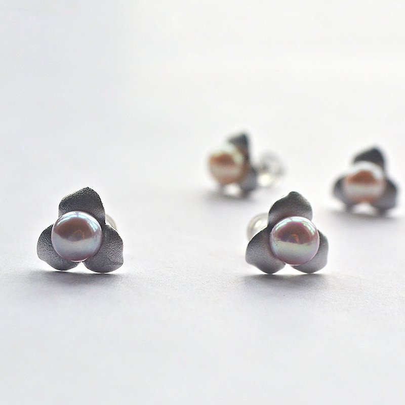 Zilu grass pearl earring - Earrings & Clip-ons - Pearl 