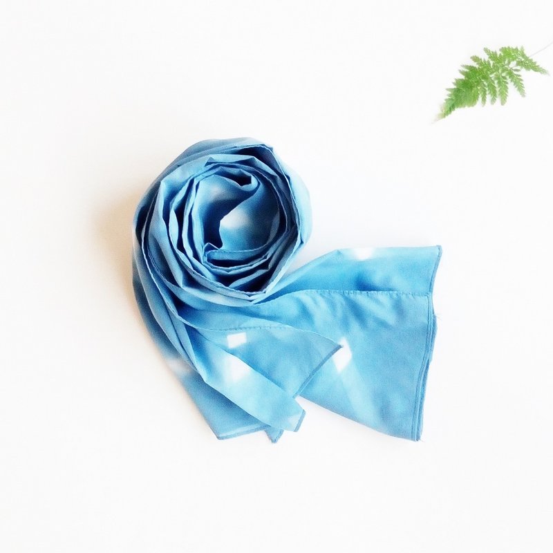 Christmas gift box handmade blue dyed diamond plaid scarf-Guardian natural blue dyed diamond plaid scarf - ผ้าพันคอถัก - ผ้าฝ้าย/ผ้าลินิน สีน้ำเงิน