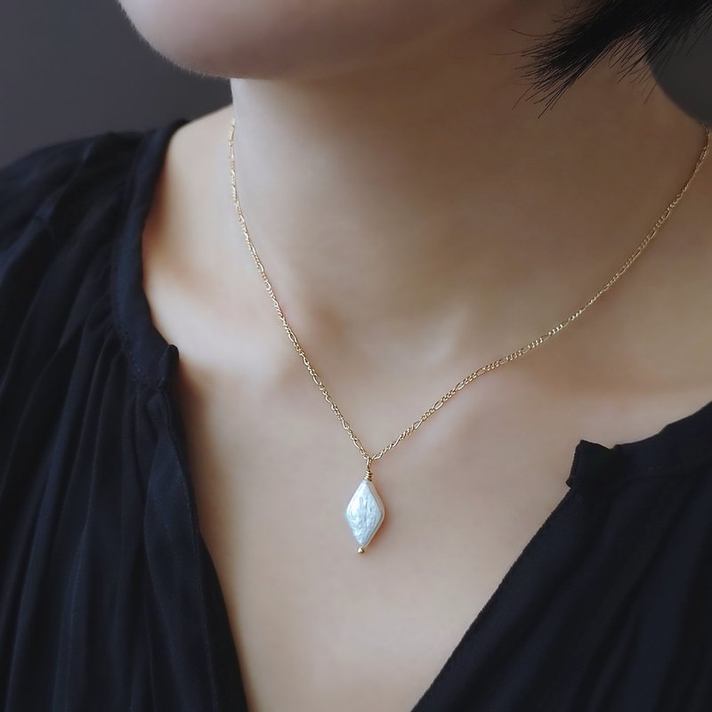 Baroque Pearl Rhombus Pendant 14Kgf Dainty Necklace |  Vintage Figaro Chain - Necklaces - Pearl White