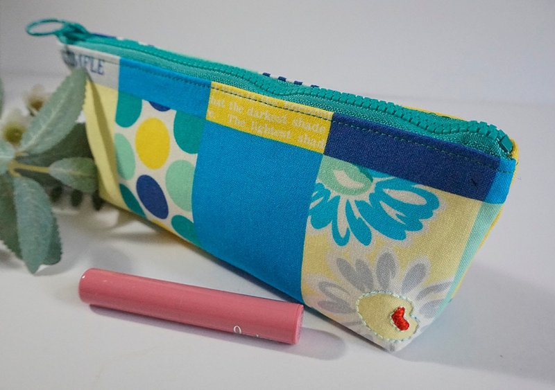 格子刺繡化妝包 - 化妝包/收納袋 - 棉．麻 多色