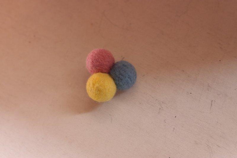 天然植物染料ボールピンブルー染料パープルプラスチックワームSJマネー今 - ブローチ - ウール ピンク