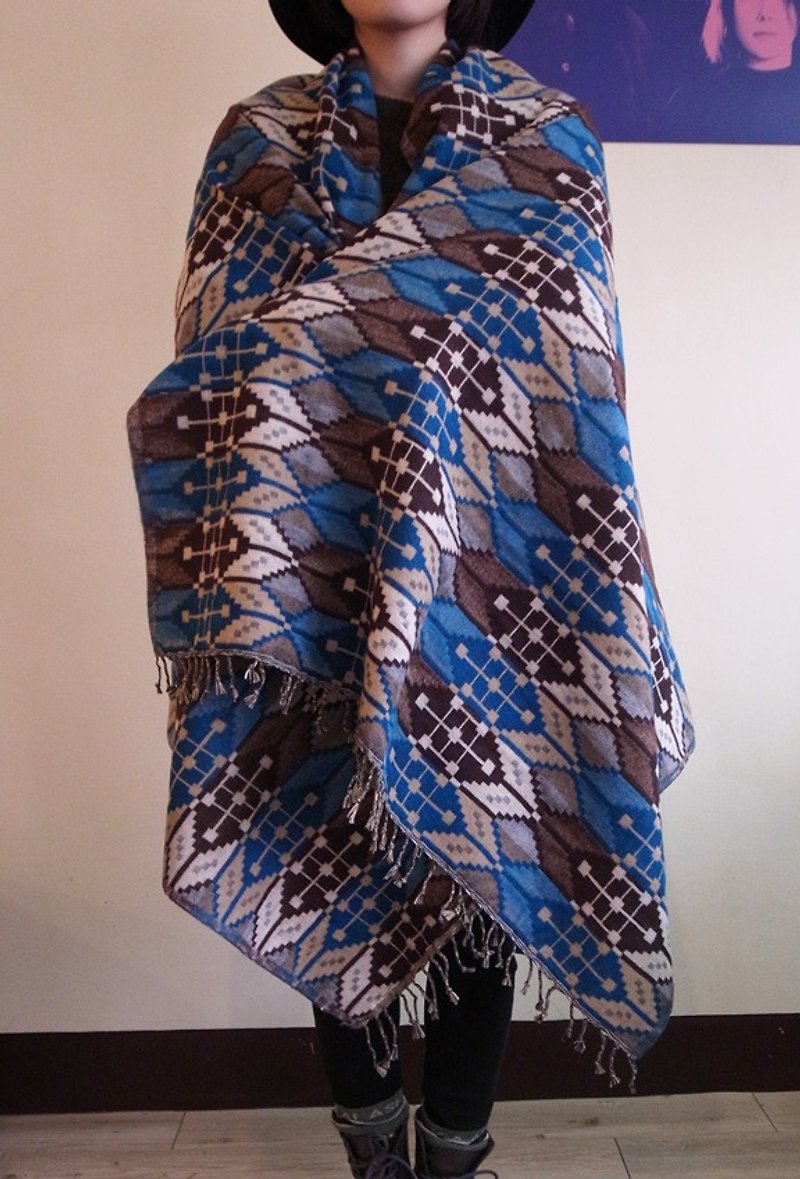 【樂拍子】尼泊爾手編 披肩 圍巾 大圍巾（箭頭圖騰－藍+咖啡） - 絲巾 - 其他材質 藍色