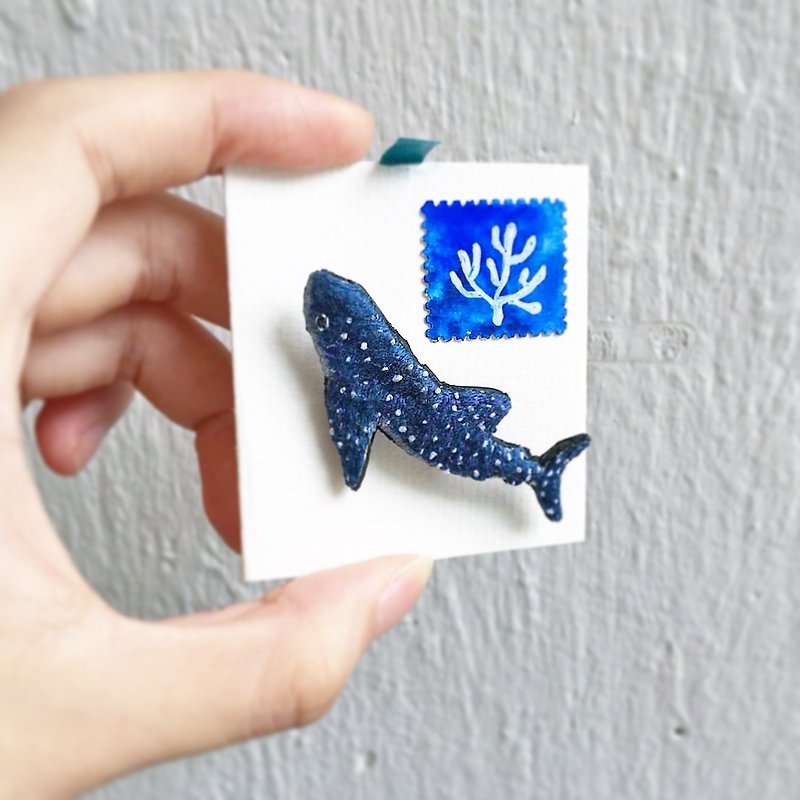Whale shark embroidery brooch - เข็มกลัด - งานปัก สีน้ำเงิน