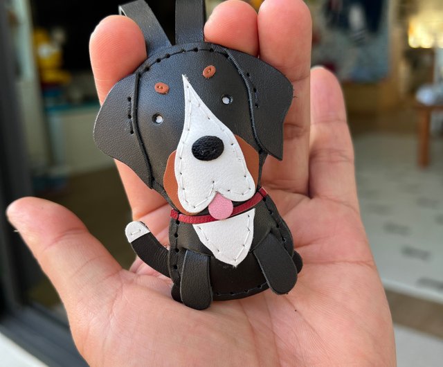 癒しの小物黒かわいいセントバーナード犬手縫い革チャーム小サイズ - ショップ leatherprince チャーム - Pinkoi