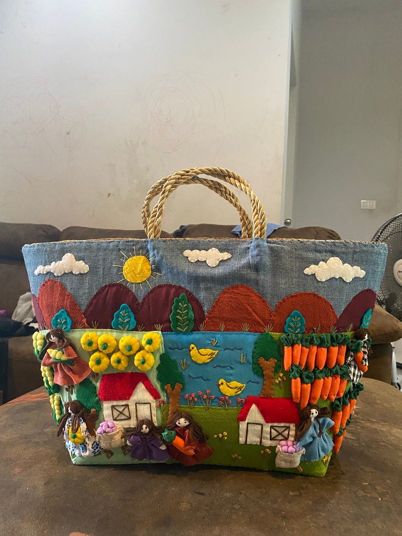 Hand-embroidered Krajood bag decorated with all hands. - 手提包/手提袋 - 繡線 