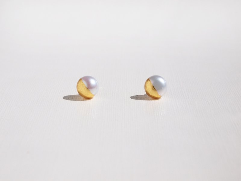 Gold foil pearl stud earrings Gold and White 6mm - ต่างหู - เครื่องเพชรพลอย สีทอง