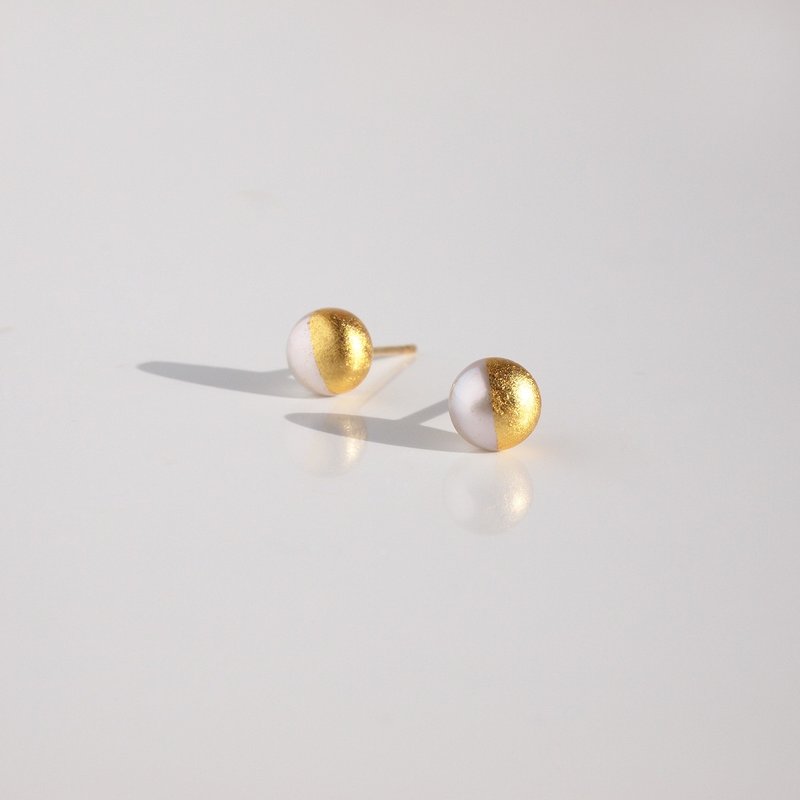 金箔パール　ピアス　Gold and White 6mm　淡水パール一粒スタッドピアス　アレルギーフリー - 耳環/耳夾/耳骨夾 - 寶石 金色