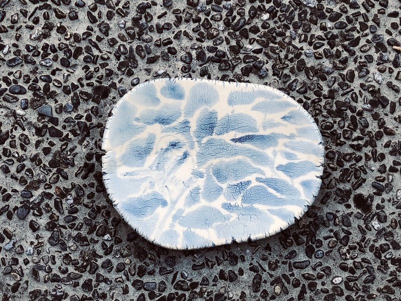 Floating clouds blue and white hand-painted pottery 15 x11.6 x 2.3 cm - ตุ๊กตา - ดินเผา 