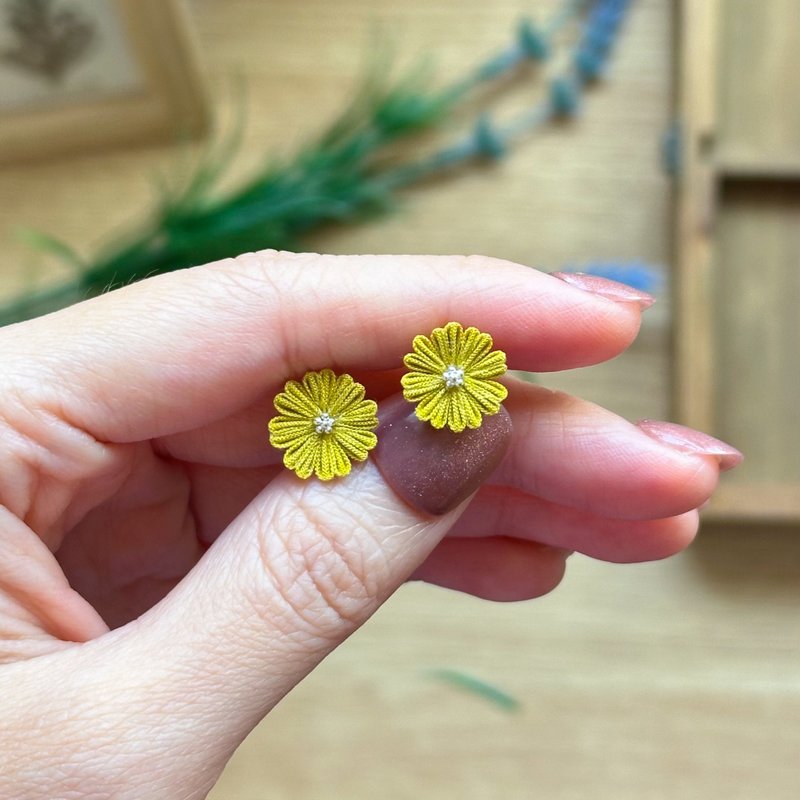 Yellow Chamomile Daisy Tsumami Zaiku earrings - ต่างหู - ผ้าฝ้าย/ผ้าลินิน 