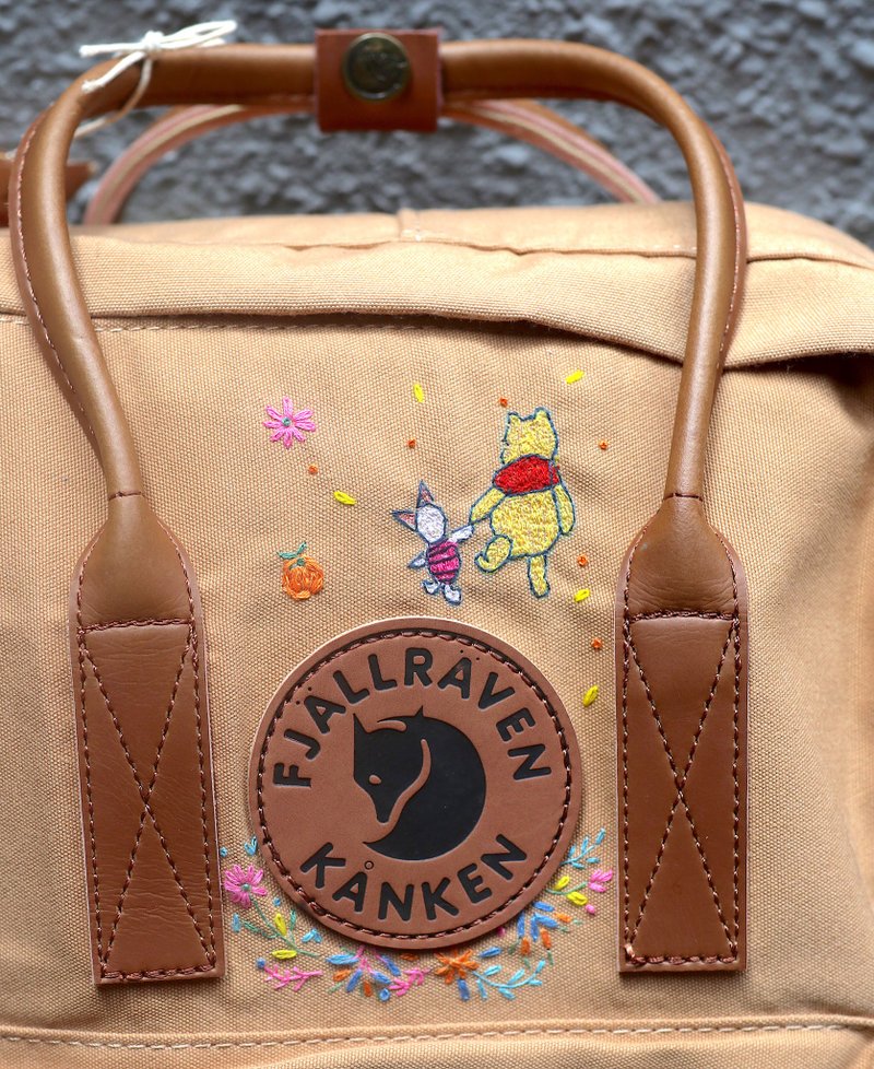 小熊維尼花花-此款圖案可刺繡訂製 但卡其色包款已斷貨 - 背包/後背包/書包 - 防水材質 卡其色