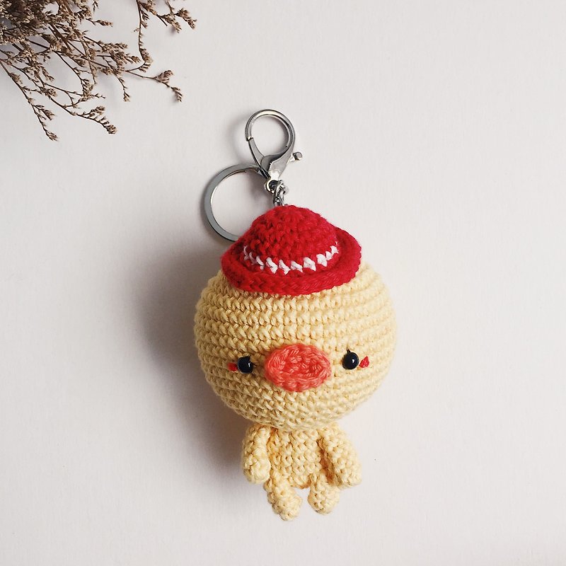 Crochet Keychain | Duckling No.1 | Red Hat | OOAK-gifts - พวงกุญแจ - ผ้าฝ้าย/ผ้าลินิน สีเหลือง