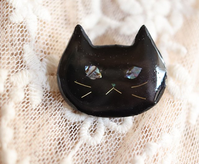ウルウルおめめの猫ブローチ クロさん ブラック 螺鈿風 黒猫