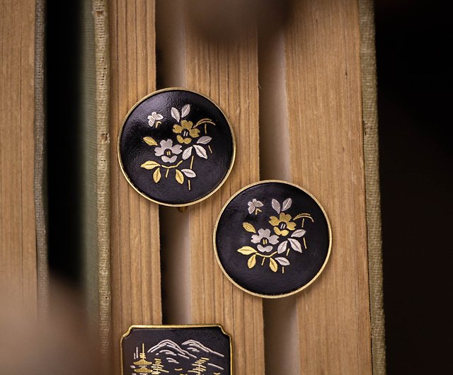日本のアミタアンティーク象象嵌24Kゴールド/スターリングシルバー象嵌工芸品椿の花と寺院の風景耳栓とイヤリング - ショップ Vintage  Jewelry Kiosk ピアス・イヤリング - Pinkoi