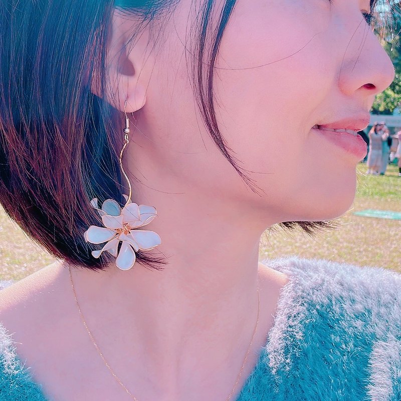 Translucent white flying large flower balls - Earrings & Clip-ons - Resin White