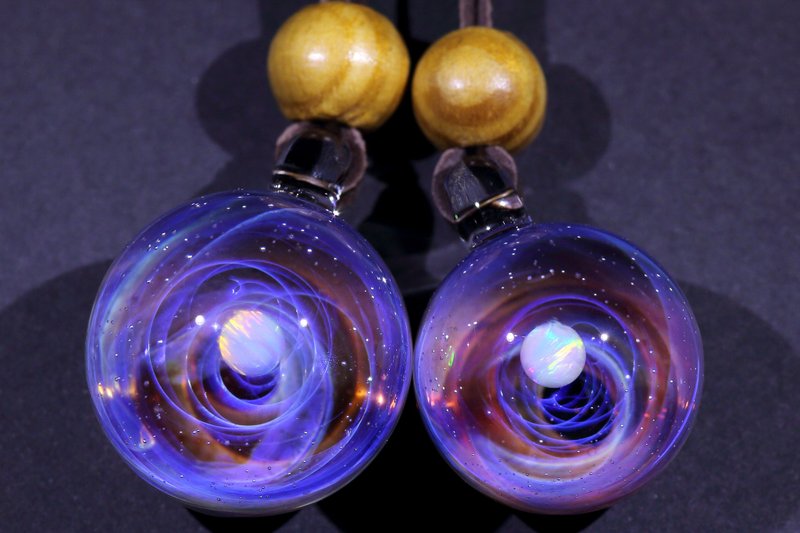 情侶款宇宙玻璃頸鏈吊墜20mm+23mm - 頸鏈 - 玻璃 紫色