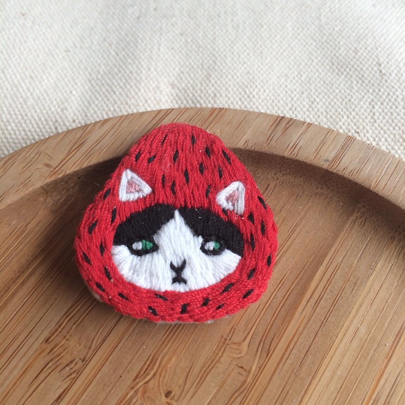 C'est trop Mignon \\ handmade embroidery embroidery * strawberry hat black and white cat brooch - เข็มกลัด - งานปัก สีแดง