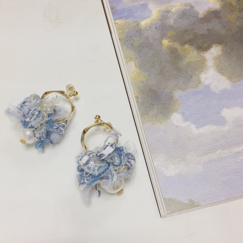 Blue small fragrant yarn earrings - ต่างหู - วัสดุอื่นๆ สีน้ำเงิน