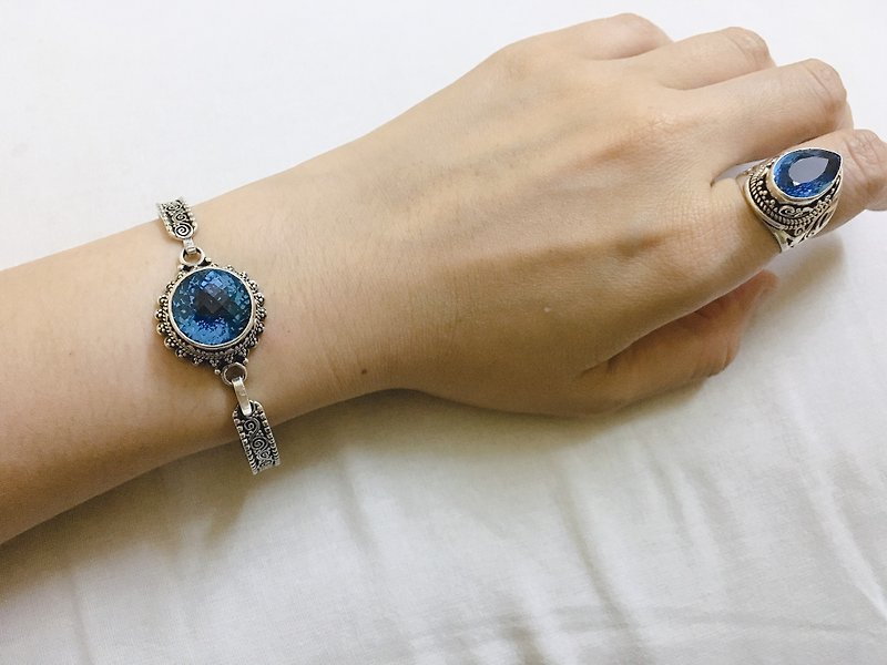 Gem Grade Topaz Swiss Blue 19.5 Carat Nepalese Handmade Bracelet 925 Sterling Silver - สร้อยข้อมือ - เครื่องเพชรพลอย 