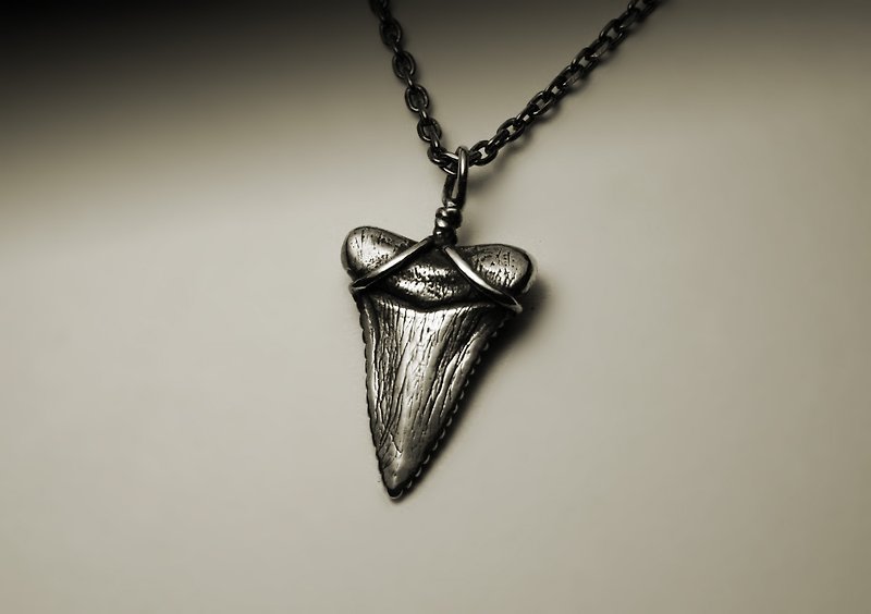 鯊魚牙齒項鍊 - 項鍊 - 其他金屬 銀色