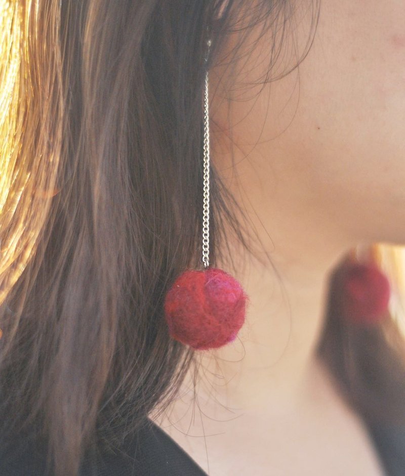 一個小櫻桃 酒紅色羊毛氈耳墜 百搭 手工針氈 新年 聖誕 - 耳環/耳夾 - 羊毛 紅色