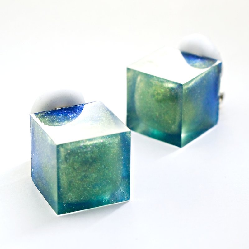 Cube earrings (El Nido) - ต่างหู - เรซิน สีน้ำเงิน