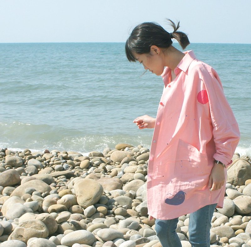 yinke第一號襯衫-岩石 / 小狗月亮樹木彩釦 粉粉大口袋襯衫 - 恤衫 - 其他材質 粉紅色