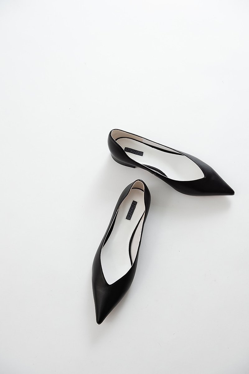 Simple V mouth pointed flat shoes black - รองเท้าหนังผู้หญิง - หนังแท้ สีดำ