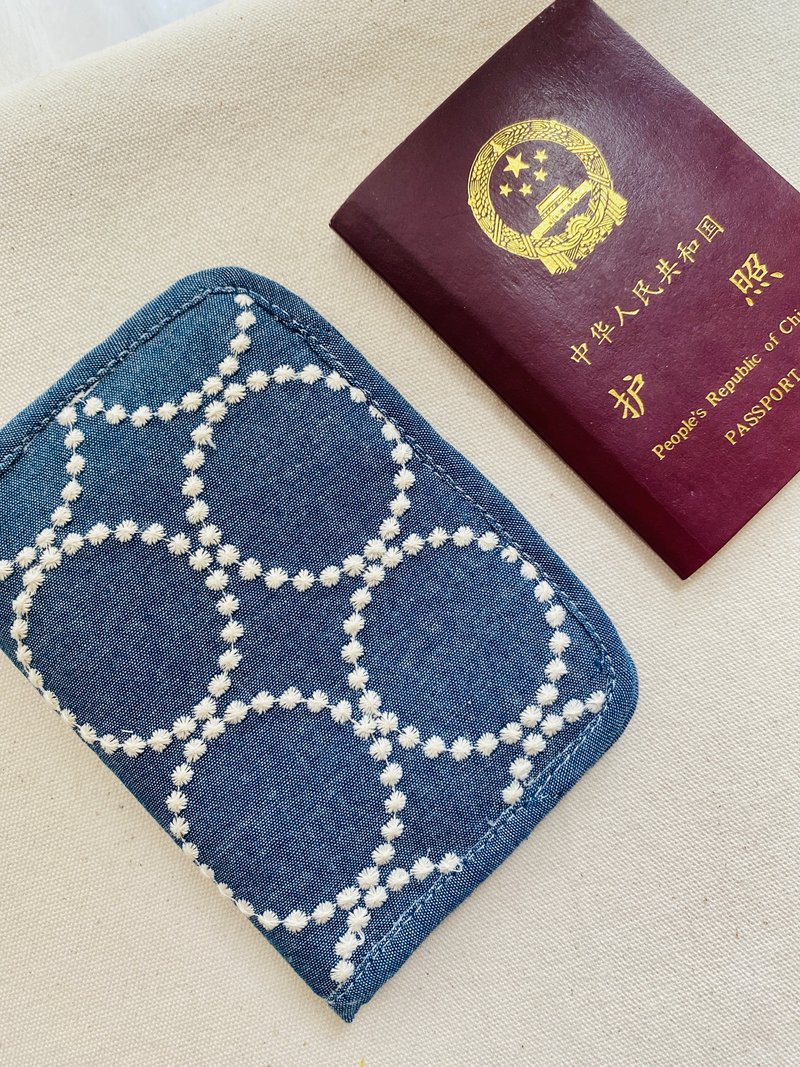 鼓鈴刺繡 護照包 機票包 護照夾 保護套 客制化 旅行好物 - 護照夾/護照套 - 棉．麻 藍色