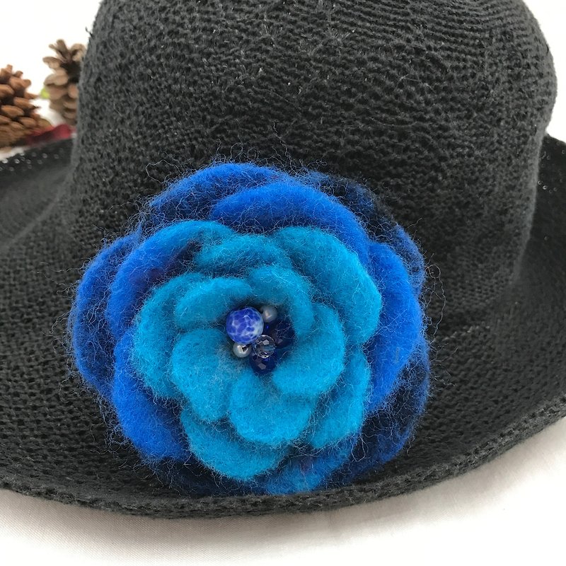 Blue wool felt flower brooch - เข็มกลัด - ขนแกะ สีน้ำเงิน