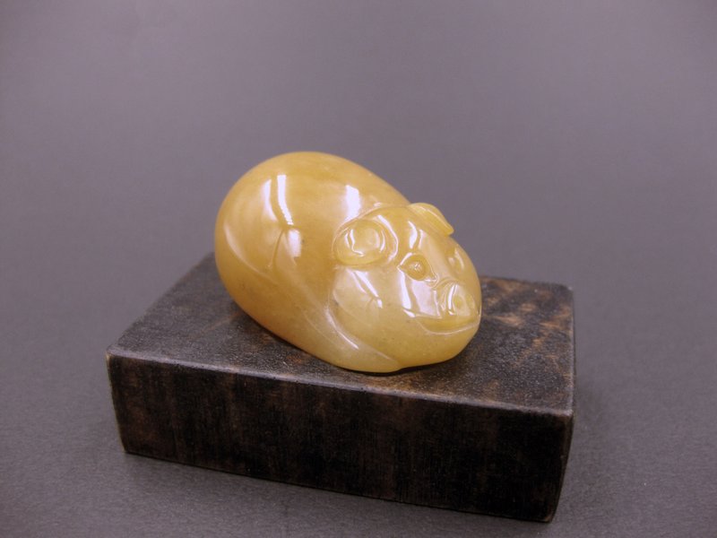 雕件 逗樂動物-懶懶豬 新疆金絲玉 - 擺飾/家飾品 - 玉石 黃色