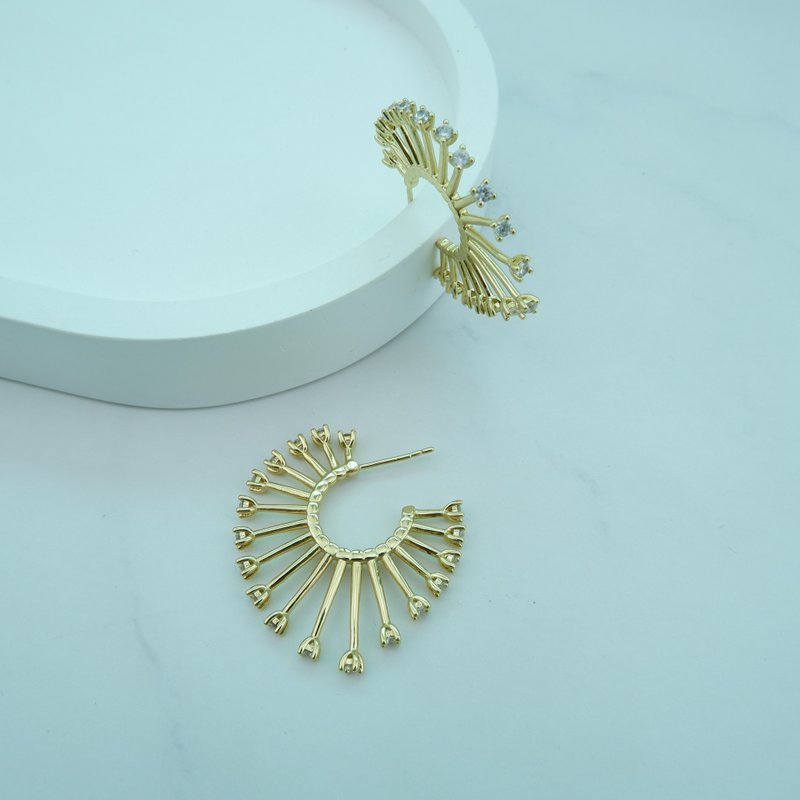 Crystal Post  Earring in gold plated - 耳環/耳夾/耳骨夾 - 其他金屬 金色