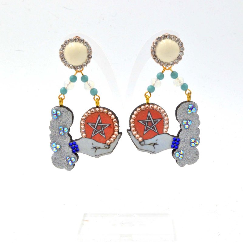 TIMBEE LO 手抱五芒星神祕圖案雷射切割木片耳環 綴施華洛水晶 - 耳環/耳夾/耳骨夾 - 木頭 多色