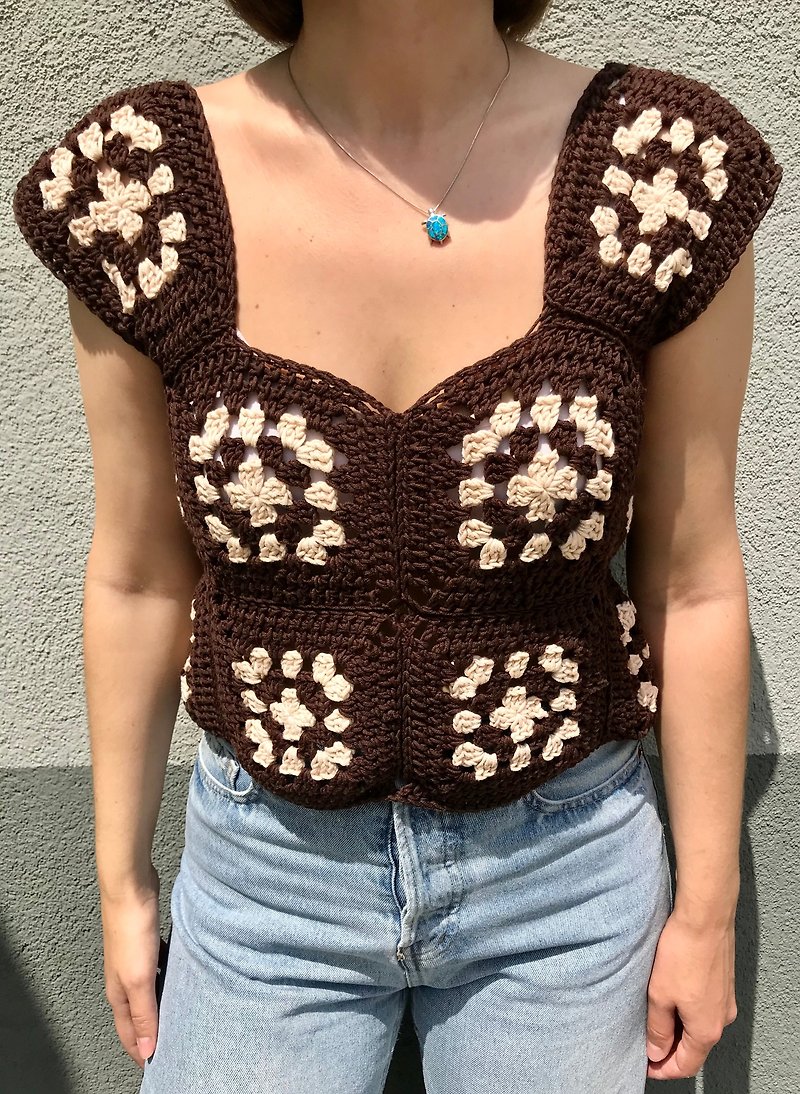 Crocheted cotton crop top in granny square technique - 女裝 上衣 - 棉．麻 咖啡色