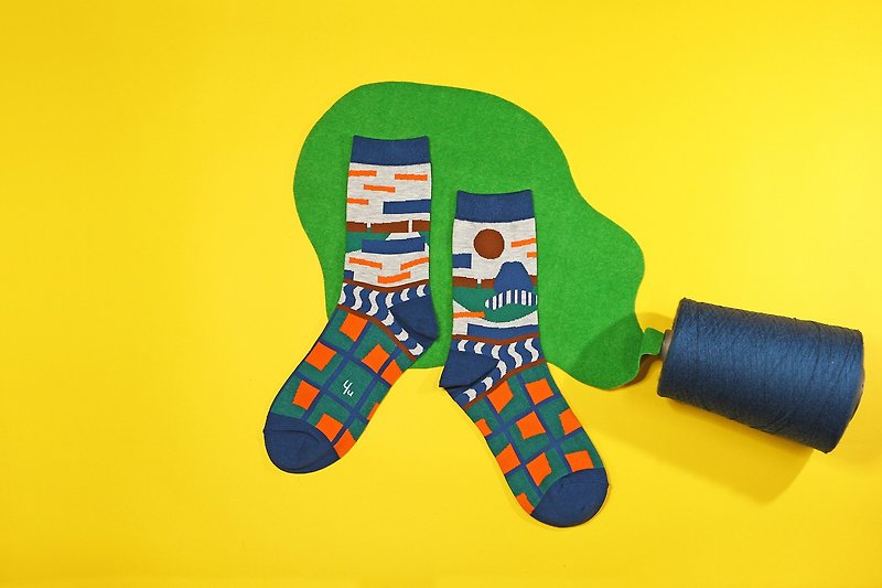 Rocky Yard Marl Grey Unisex Crew Socks | colorful fun & comfortable socks - ถุงเท้า - ผ้าฝ้าย/ผ้าลินิน สีเทา
