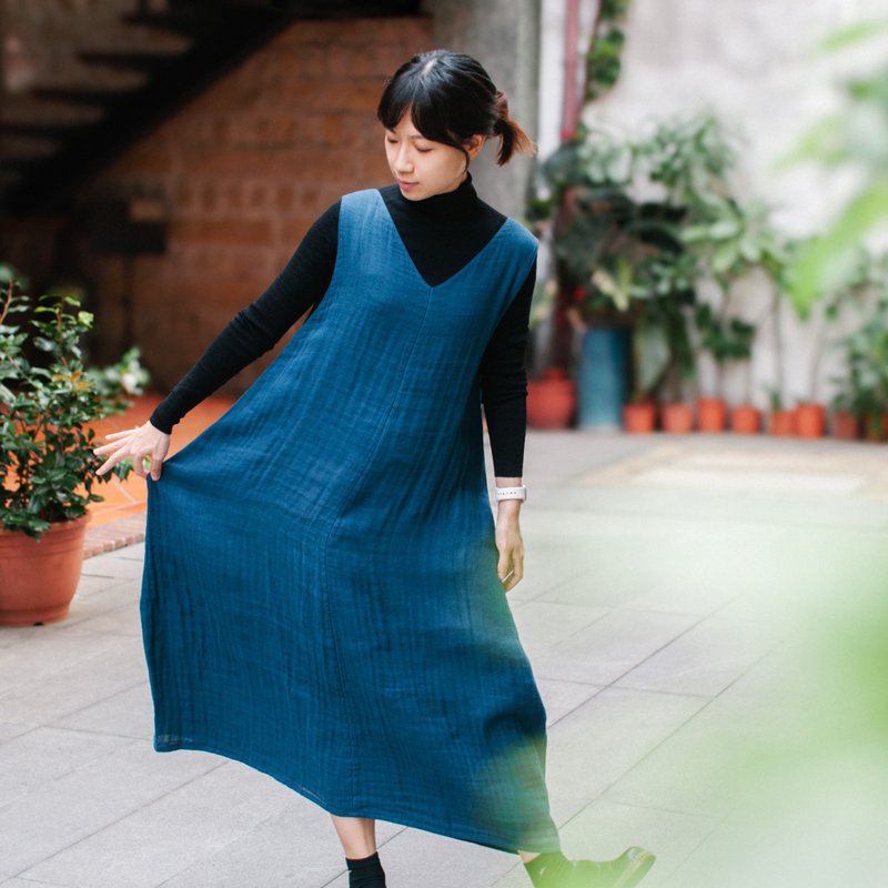 奈良紗_森徑微光背心洋裝_鐵紺 - 洋裝/連身裙 - 棉．麻 藍色