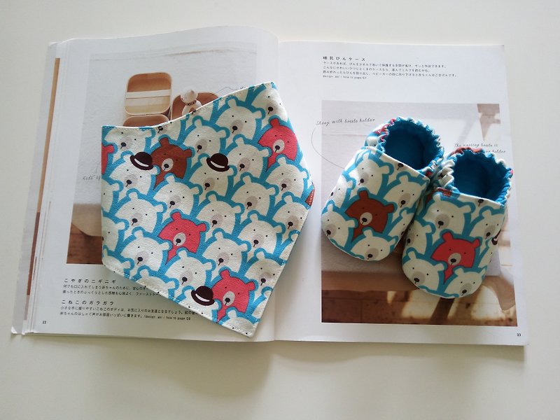 一ヶ月の赤ちゃんの靴のために並んでベアのギフトは+スカーフ - 出産祝い用贈物 - コットン・麻 ブルー