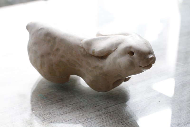 Hand-kneaded snow-white beautiful ceramic rabbit ornament pottery doll - ของวางตกแต่ง - ดินเผา สีเงิน