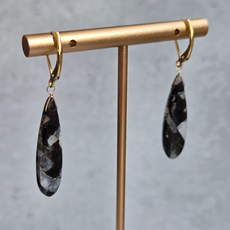 【Japan Handmade】ゴールドの差し色が美しい、秋色モノトーン ロングピアス - 耳環/耳夾/耳骨夾 - 寶石 黑色