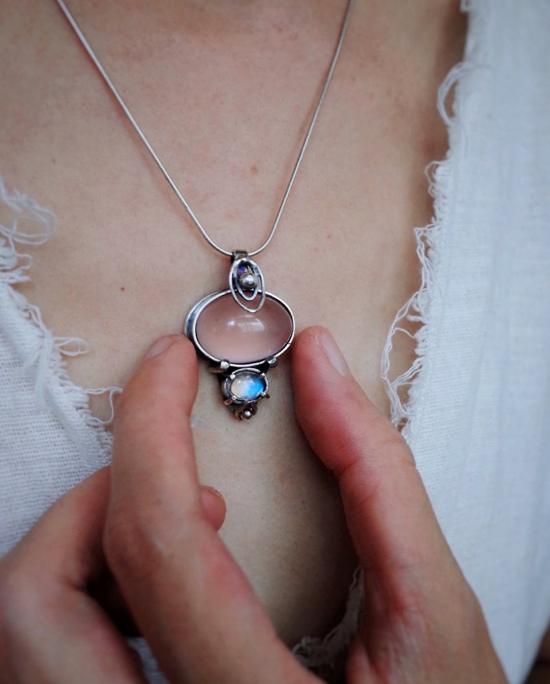 Pink Crystal and Blue Moonstone Sterling Silver Necklace / Warm Gift - สร้อยคอ - เครื่องเพชรพลอย สึชมพู