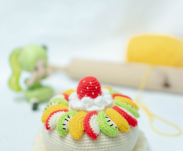 Easy crochet birthday cake - free pattern - Fosbas Designs