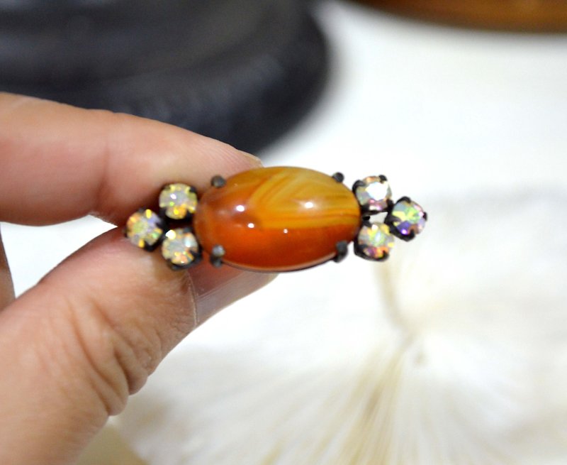 High-grade egg-shaped agate Gemstone small brooch Noble and elegant Japanese high-end second-hand medieval jewelry vintage - เข็มกลัด - วัสดุอื่นๆ สีส้ม