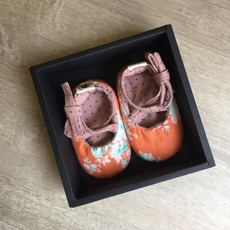 120ノルウェーのオレンジ色の水彩花X日本濃いピンクの小さな染料の最初の手ストラップベビーシューズベビーシューズ幼児の靴 - ベビーシューズ - コットン・麻 オレンジ
