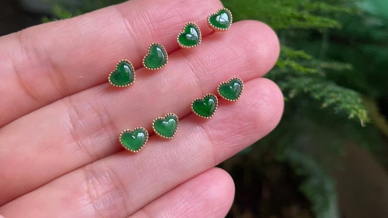 【Lifetime One Heart】Dark Green Emerald Heart Shaped 18K Gold Ball Stud Earrings - ต่างหู - หยก สีเขียว