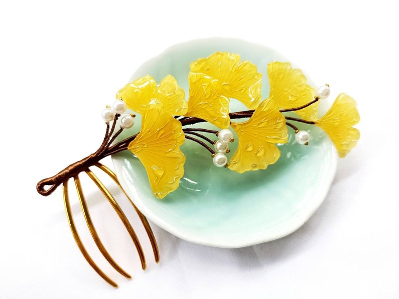 Antique Style Yellow Ginkgo Shrink Plastic Flower Hair Comb Hair Accessories - เครื่องประดับผม - วัสดุอื่นๆ สีเหลือง