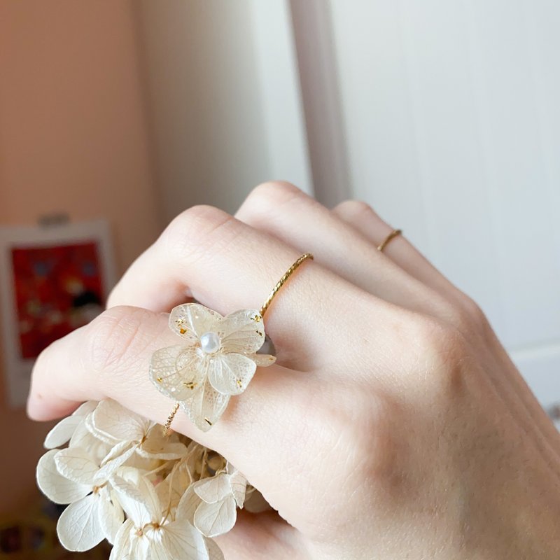 | Ballet Movement-White Dance Dress | Japanese Crystal Floral 14K Gold Note Dry Flower Ring - Earrings & Clip-ons - Copper & Brass White