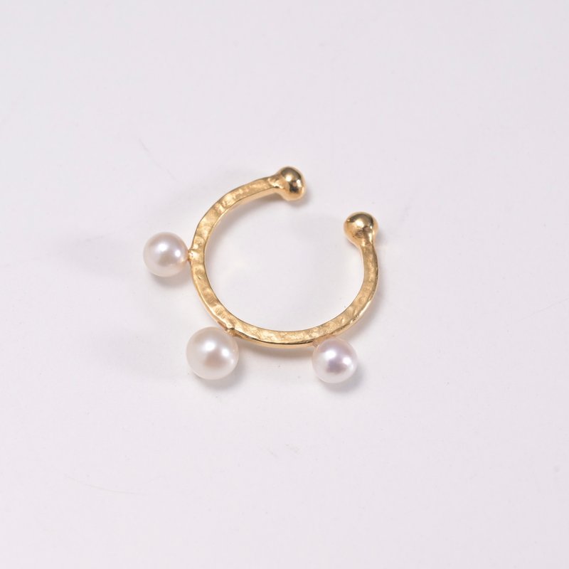 3 strands of Akoya baby pearl ear clips in gold - ต่างหู - ไข่มุก สีทอง