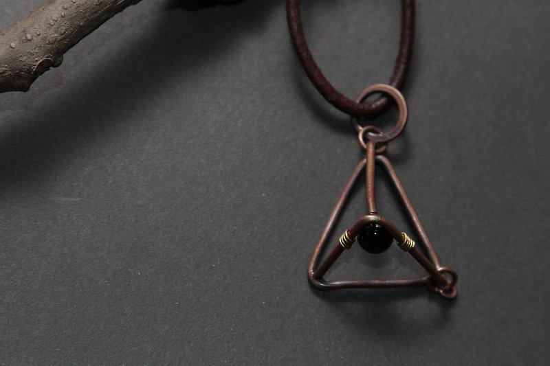 【Series of Crystal】Black agate pendant _ Secret pyramid (Sprayed) - Necklaces - Copper & Brass Multicolor