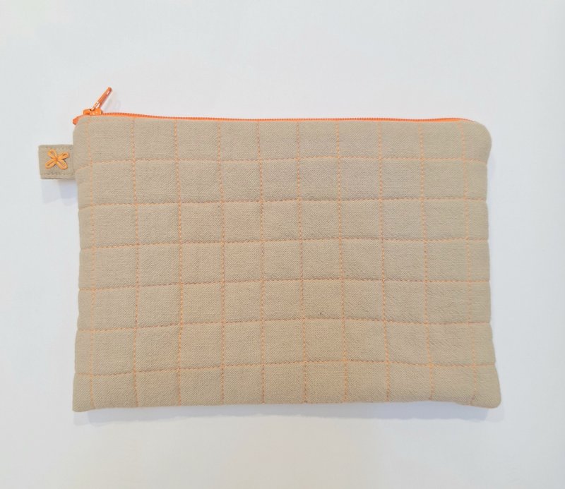 【 MY HANDMADE 】 橘線小日常收納包  l 化妝包l 亞麻布l 手工製 - 化妝包/收納袋 - 棉．麻 卡其色