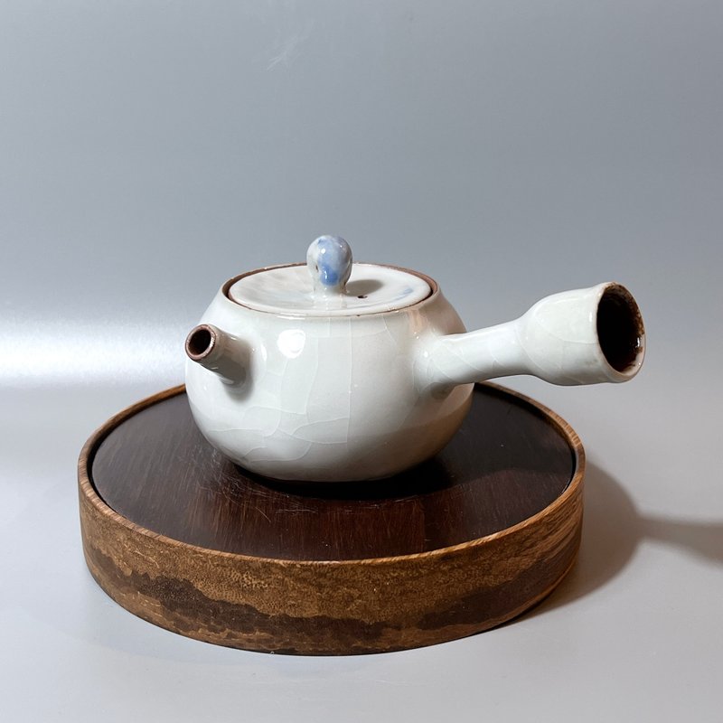 Warm white glaze side handle teapot/top quality white glaze/handmade by Xiao Pingfan - Teapots & Teacups - Pottery 